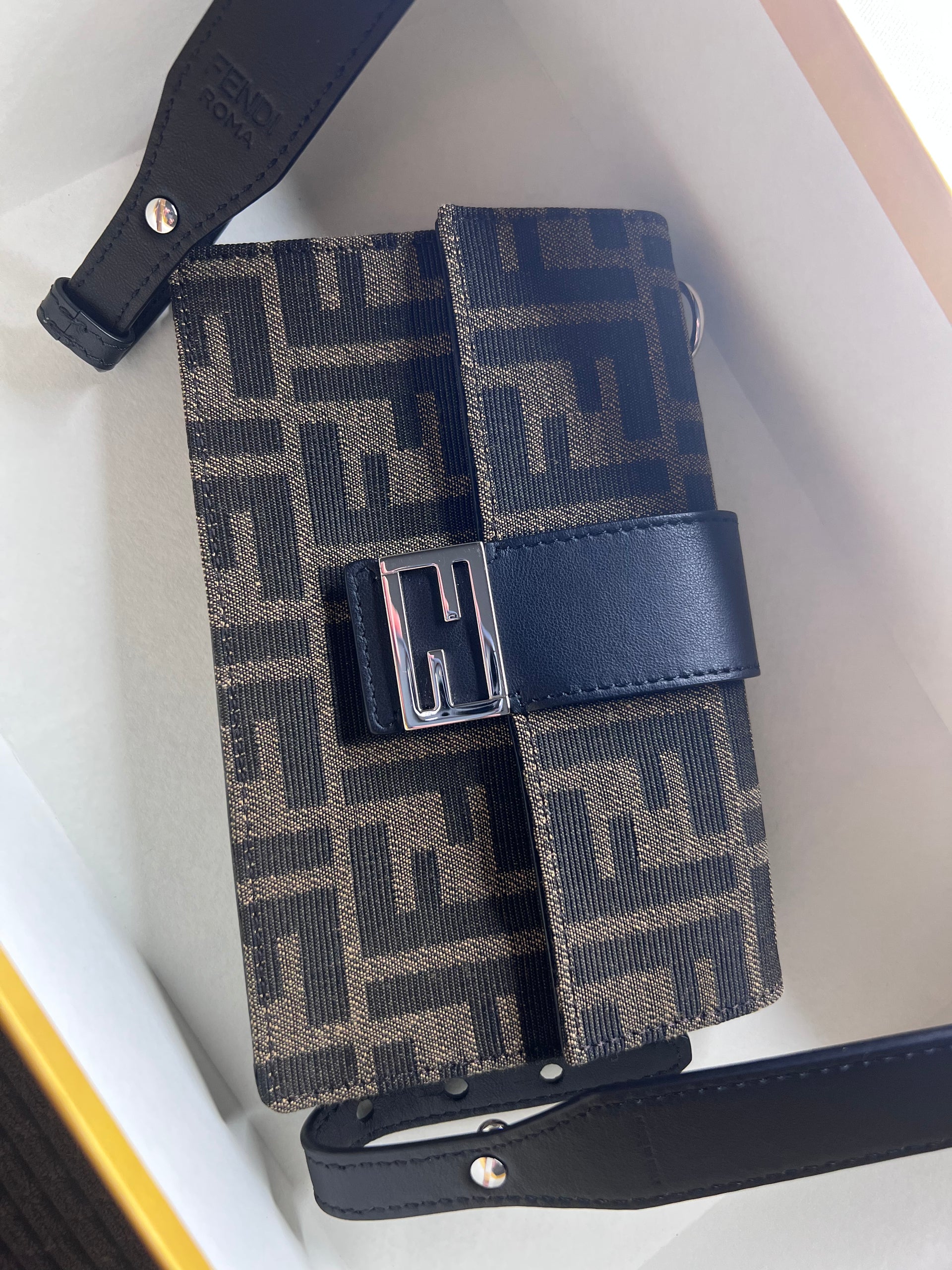 クラッチバッグ FENDI 'Baguette' pouch Baguette Pouch Leather Black | Fendi